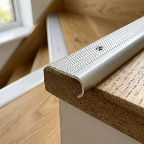 Aluminium bullnose stair nosing, 50 x 30 mm – close-up of a silver bullnose nosing