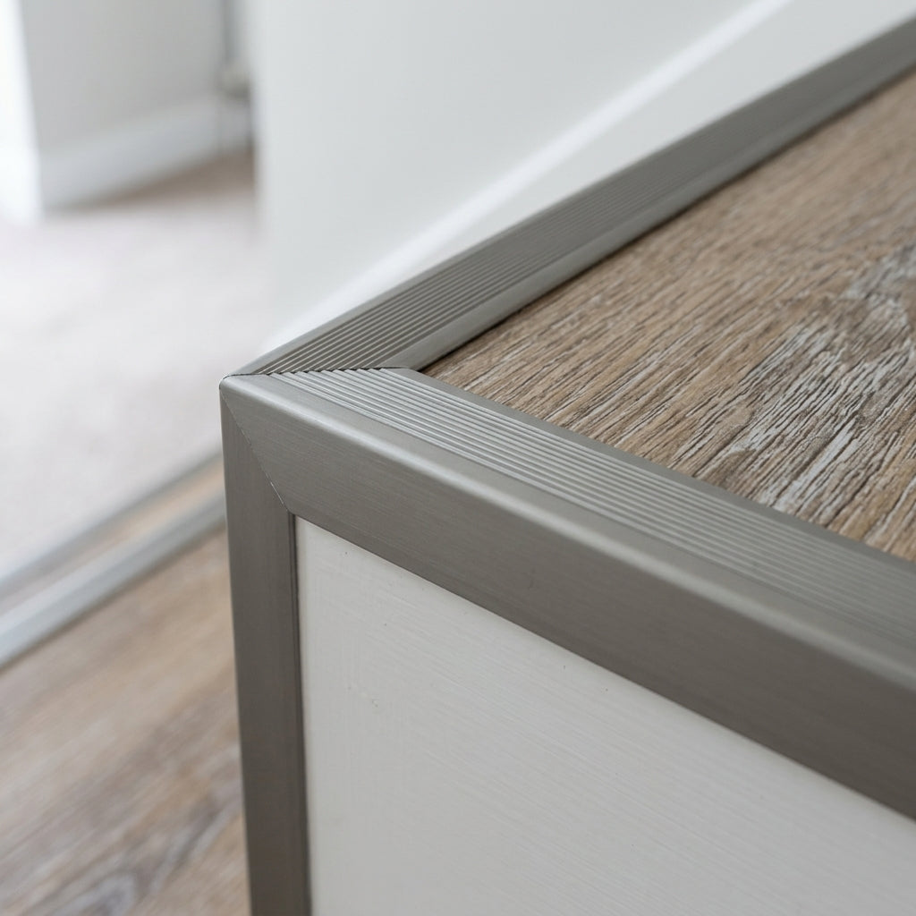 Aluminium stair nosing outer corner for 3 mm LVT – close-up of the nosing on a stair edge